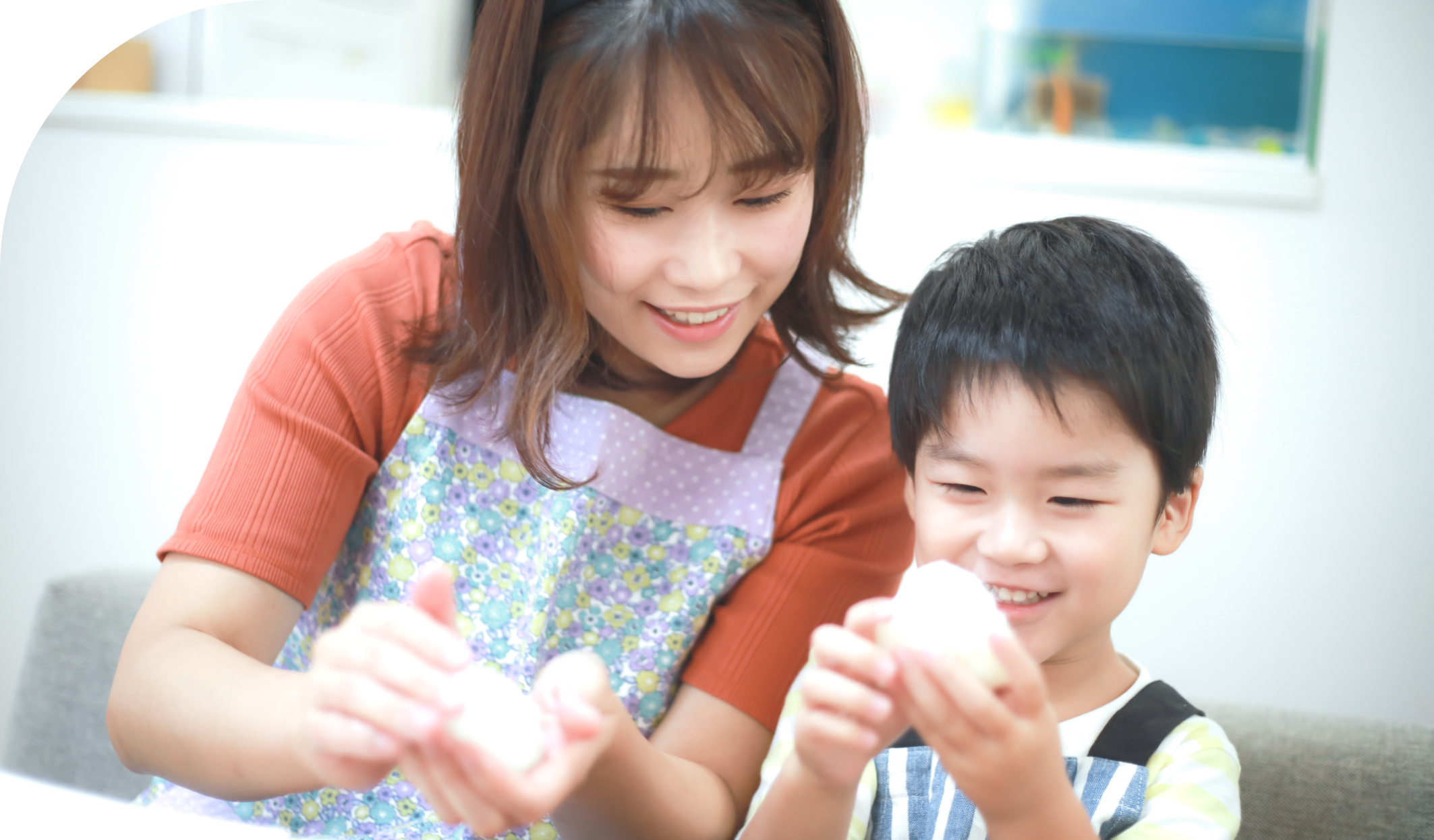 おにぎりを握る親子