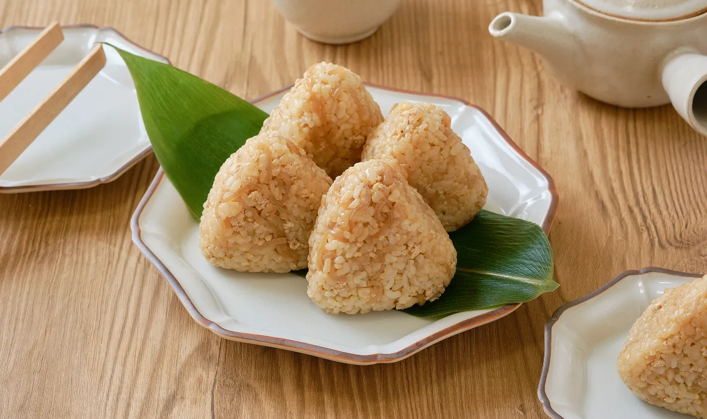 こんにゃくと鶏むねミンチのおにぎり ～正月太り対策～