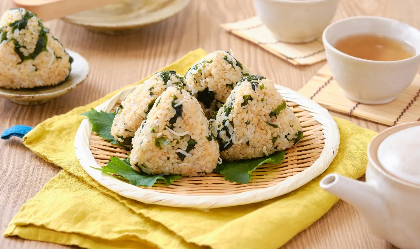 わかめとしらすのおにぎり ～正月太り対策～