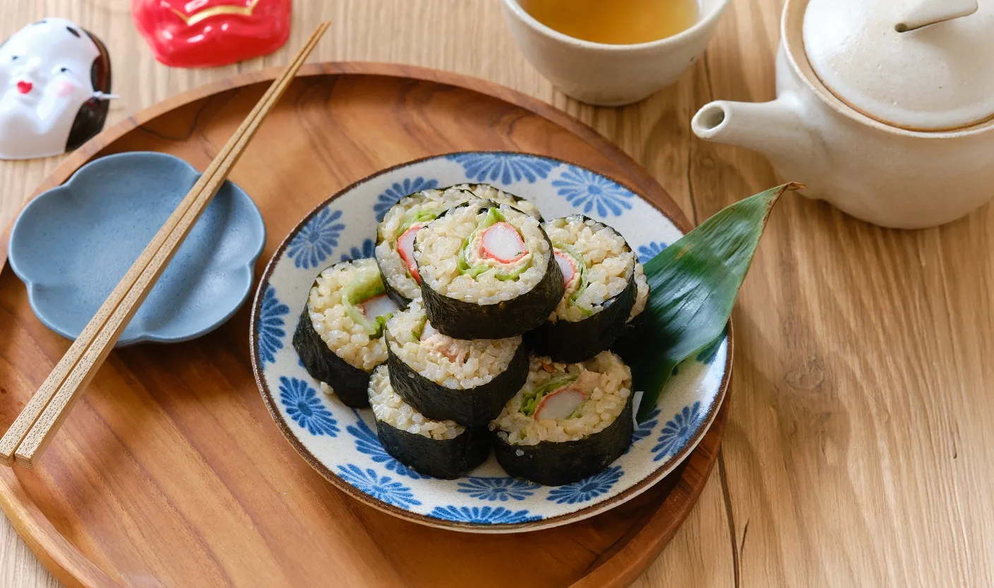 ツナマヨとカニカマのレタスのり巻き ～簡単炊き込み酢飯～