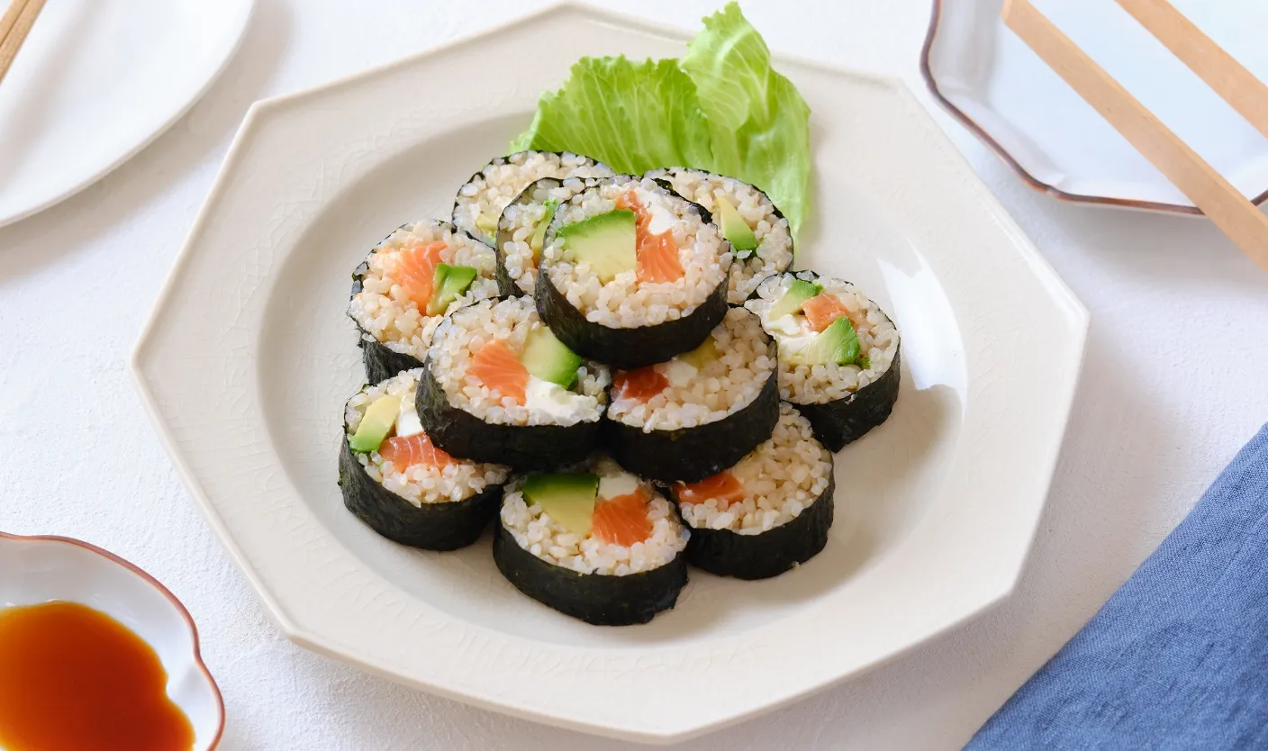 アボカドサーモンクリームチーズのり巻き ～簡単炊き込み酢飯～